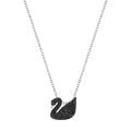 Swarovski Iconic Swan kolye, Siyah, Rodyum kaplama